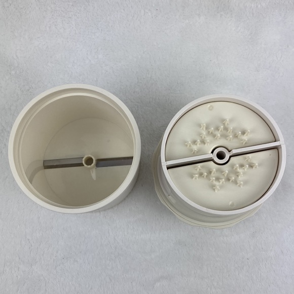 The Pampered Chef Spiral & Slice Fruit & Veggie Hand Held Slicer - Picture 8 of 12